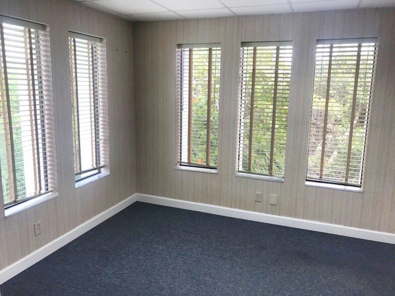 More Photos Of 2491-2499 Palm Ridge Rd, Sanibel Storefront Retail Office For Lease