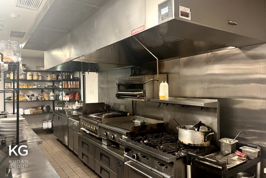 More Photos Of 120 W Green, Bensenville General Retail For Sale