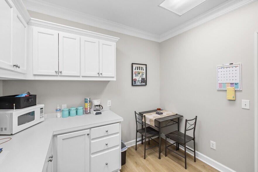 More Photos Of 555 Sun Valley Dr, Roswell Office For Lease