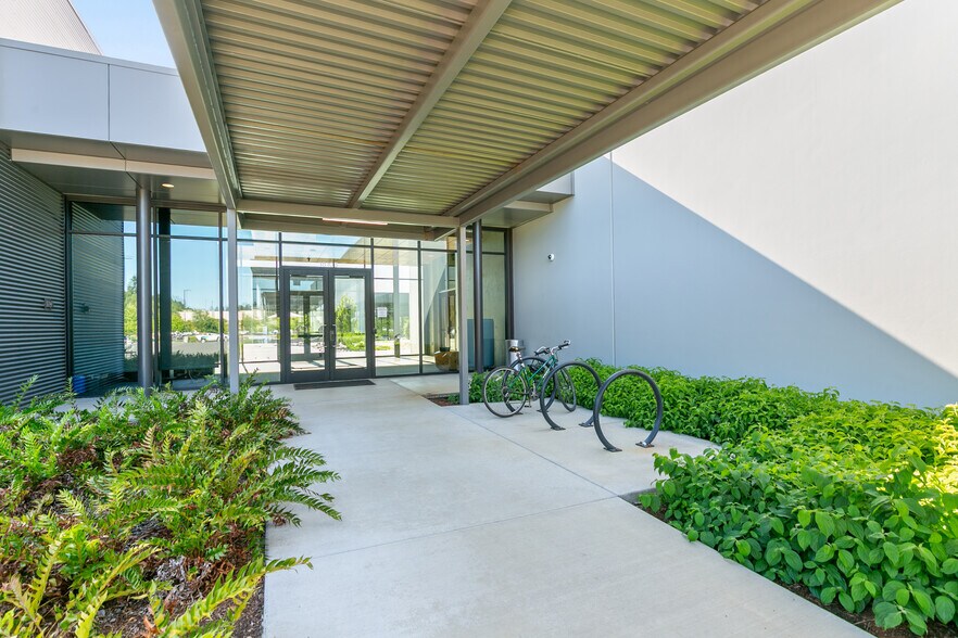 More Photos Of 18105 SE Mill Plain Blvd, Vancouver Showroom For Lease