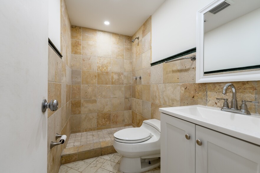 More Photos Of 3750 NW 46th St, Miami Manufacturing For Sale