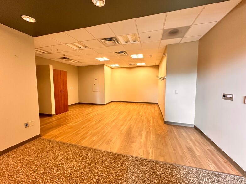 More Photos Of 377 W River Woods Pky, Milwaukee Medical For Lease