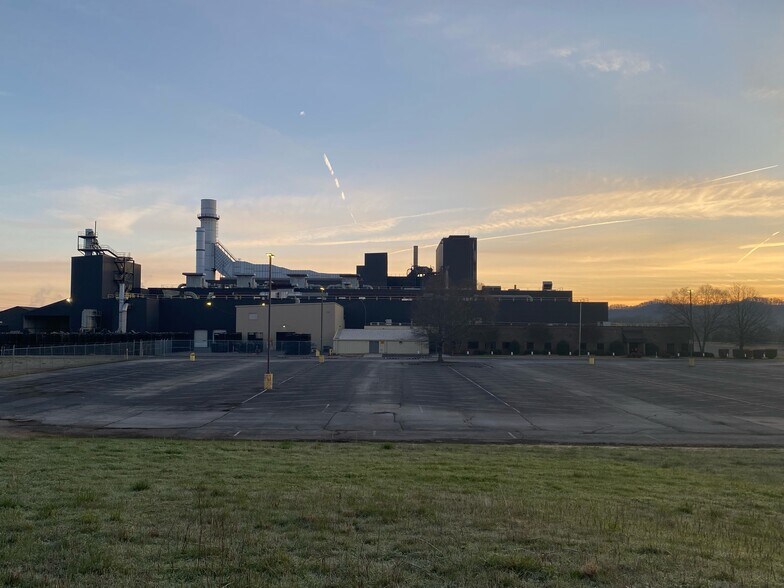 More Photos Of 134 Waupaca Dr, Etowah Manufacturing For Sale