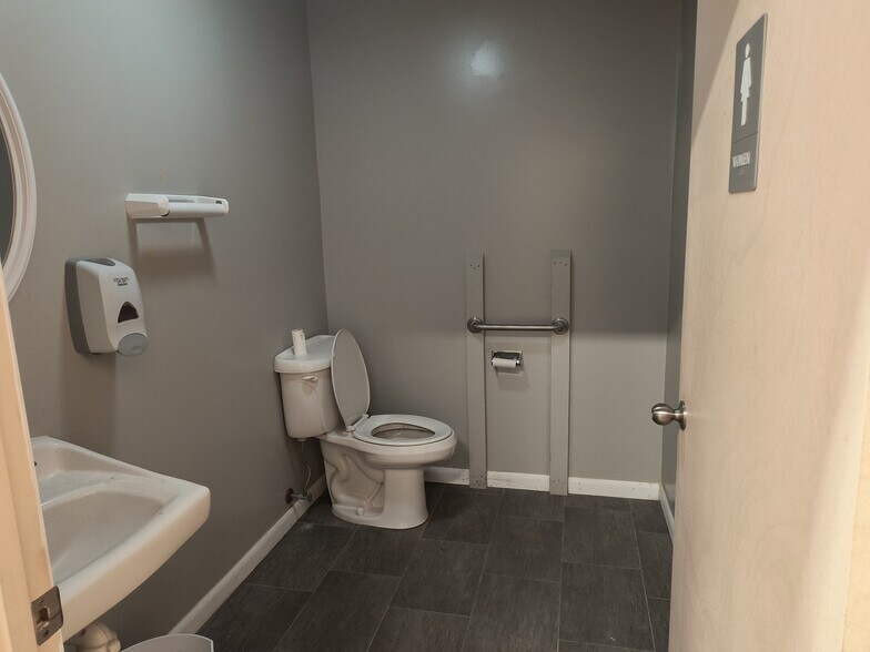 More Photos Of 1430 E Springhill Dr, Terre Haute General Retail For Lease