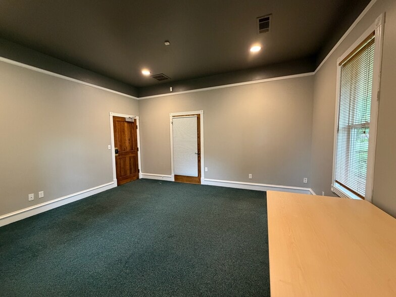 More Photos Of 411 W Main St, Round Rock Unknown For Lease