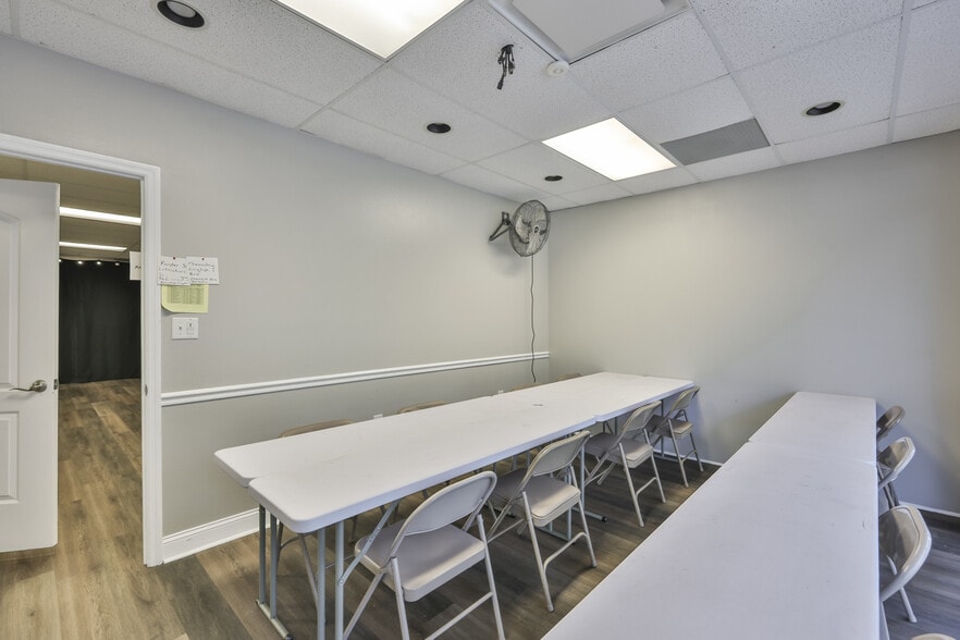 More Photos Of 307 S Parsons Ave, Brandon Storefront For Lease