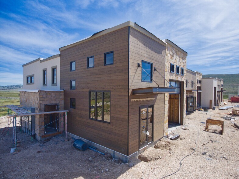 More Photos Of 4554 Forestdale Dr, Park City Showroom For Lease