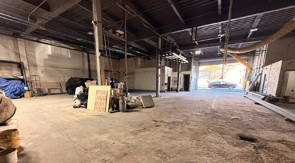 More Photos Of 81 Apollo St, Brooklyn Flex For Sale