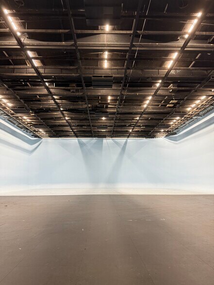 More Photos Of 13927 Saticoy St, Panorama City Movie Radio TVStudio For Lease