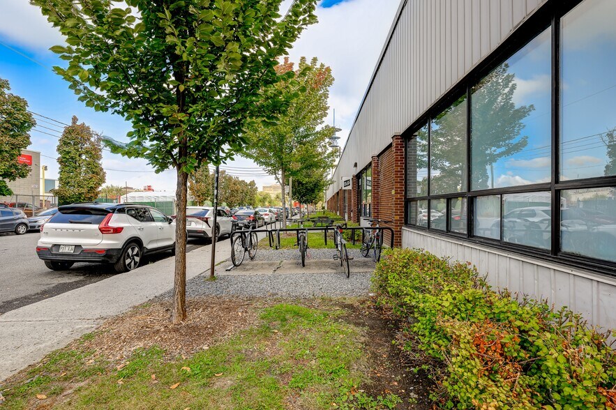 Primary Photo Of 1310-1370 Rue Chabanel O, Montréal Warehouse For Lease