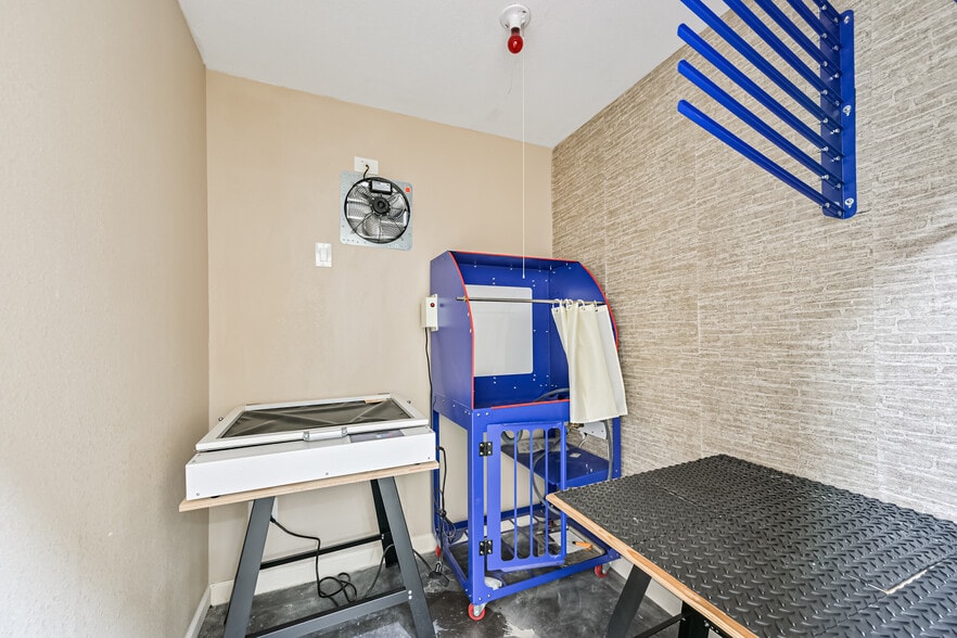 More Photos Of 2466 W Highway 6, Alvin Office Residential For Sale