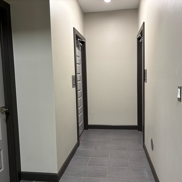 More Photos Of 935 Boyson Ct, Hiawatha Flex For Lease