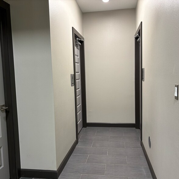 More Photos Of 935 Boyson Ct, Hiawatha Light Manufacturing For Lease