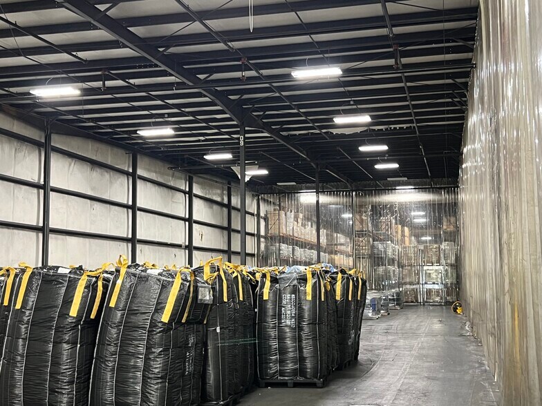 More Photos Of 1136 Dunlop Ln, Clarksville Warehouse For Lease