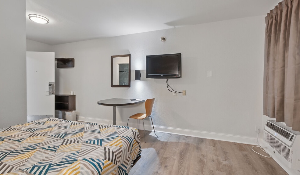 More Photos Of 1600 N Main St, Normal Hotel For Sale