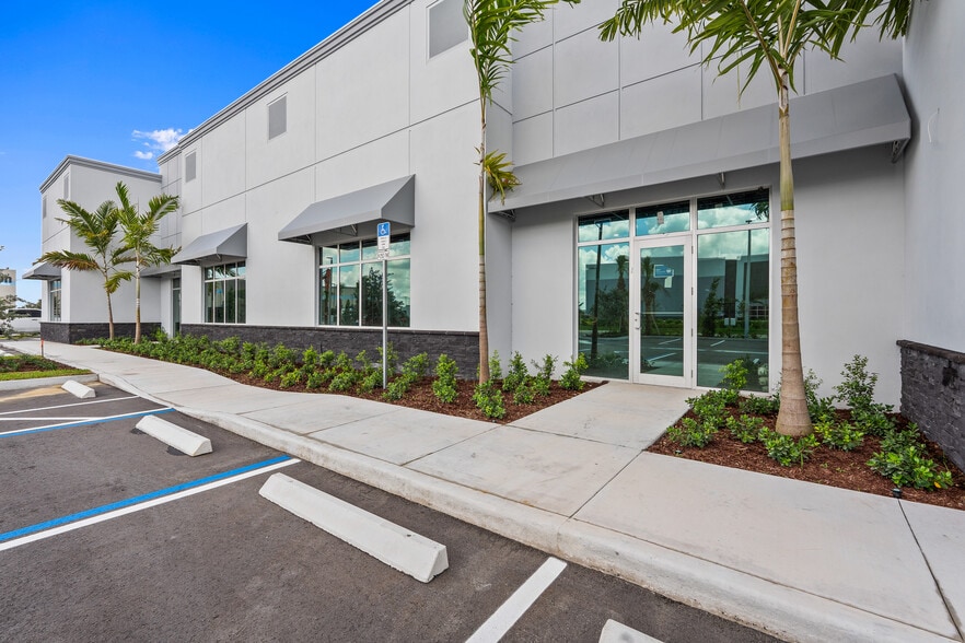 More Photos Of 14701 Walgreens Dr, Jupiter Warehouse For Lease