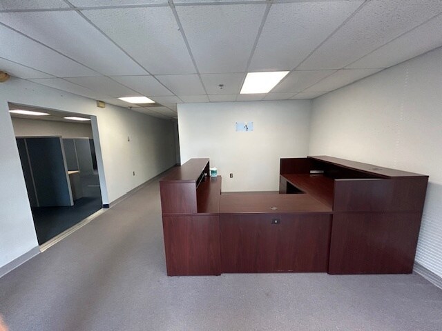 More Photos Of 7 Perimeter Rd, Manchester Light Manufacturing For Lease