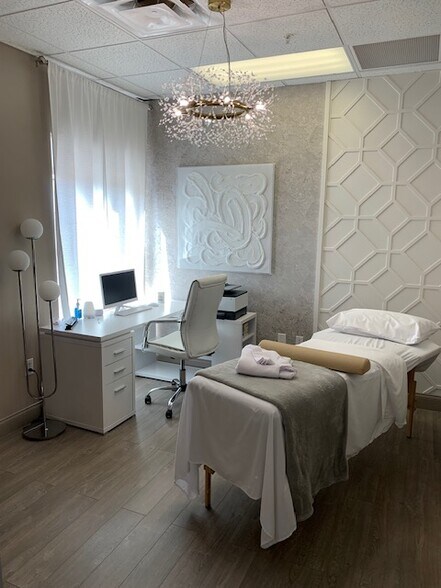 More Photos Of 2295 S Hiawassee Rd, Orlando Office For Lease