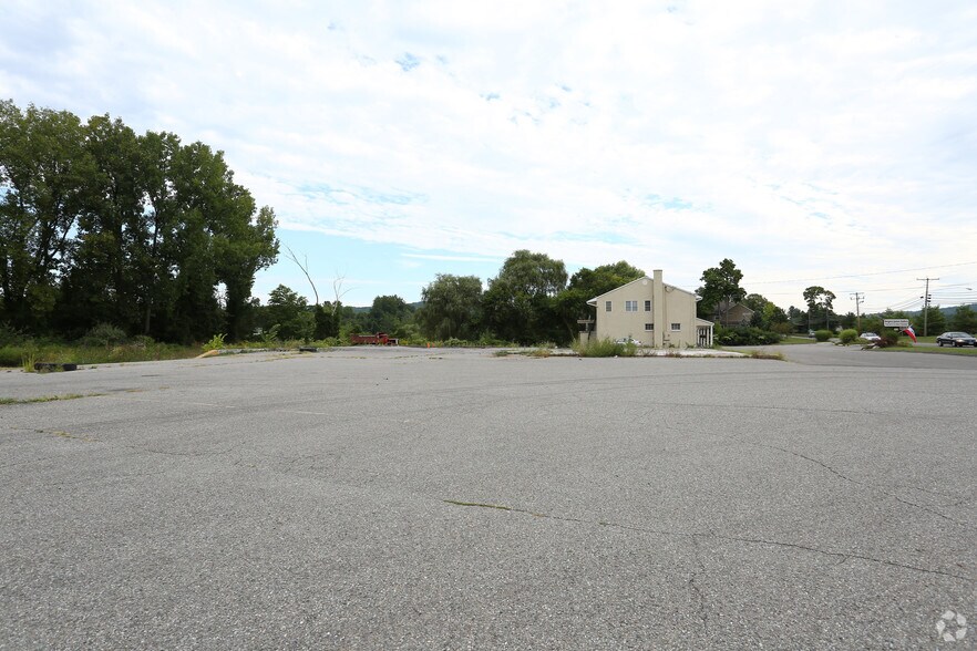 More Photos Of 91 Park Lane Rd, New Milford Freestanding For Lease