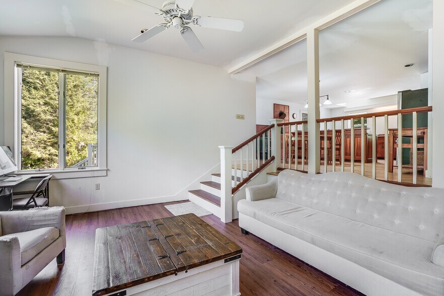 More Photos Of 3 Elm Hill Rd, Peterborough Freestanding For Sale