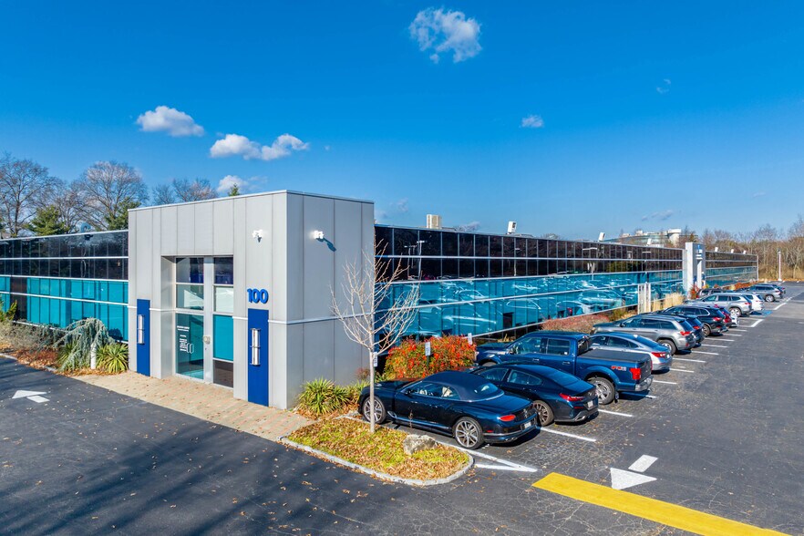 More Photos Of 100 Sunnyside Blvd, Woodbury Office For Lease
