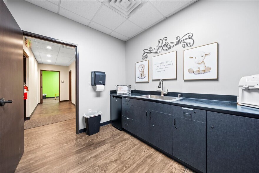 More Photos Of 106 E Princeton Dr, Princeton Storefront Retail Office For Sale