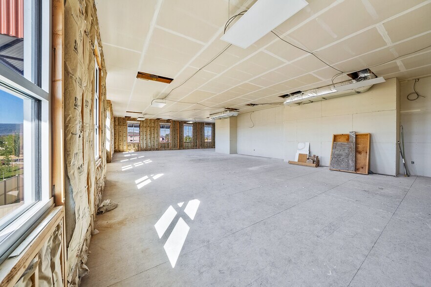 More Photos Of 4801 Biddle Rd, Central Point Office For Lease