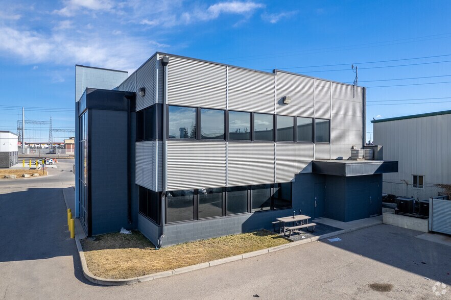 More Photos Of 2417 51st Ave SE, Calgary Office For Lease