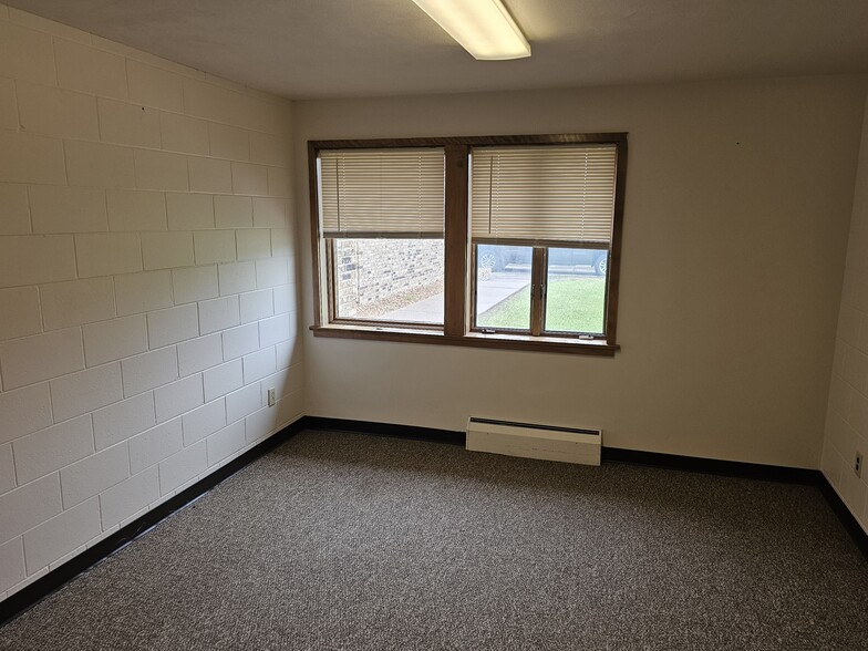 More Photos Of 522 11th SE Ave, Cambridge Office For Lease