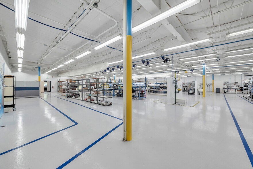 More Photos Of 110-114 Douglas Rd E, Oldsmar Manufacturing For Lease