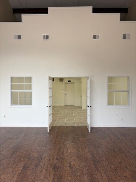 More Photos Of 5612 Highland Ave, Haltom City Showroom For Lease