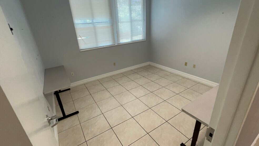 More Photos Of 4940 Bayline Dr, North Fort Myers Warehouse For Lease