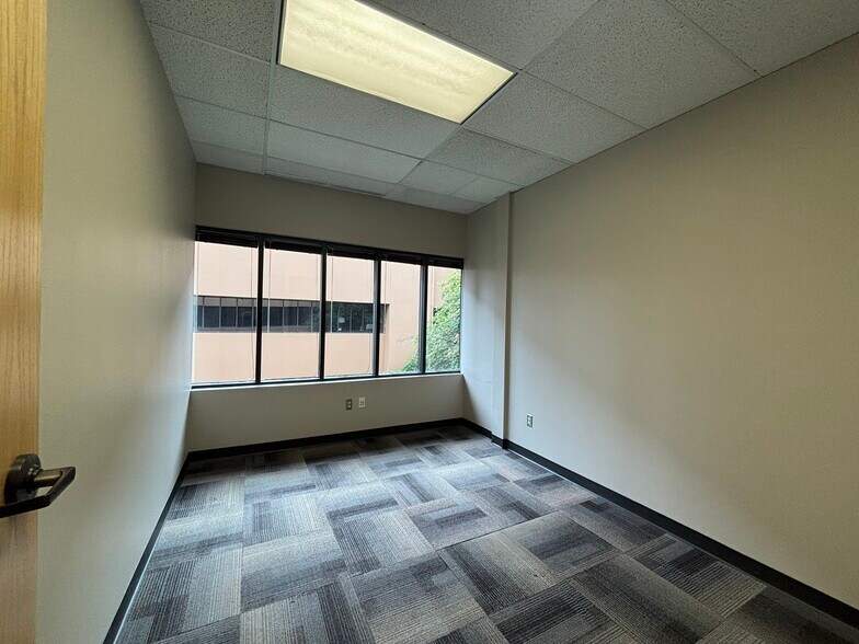 More Photos Of 3900 Arctic Blvd, Anchorage Office For Sale