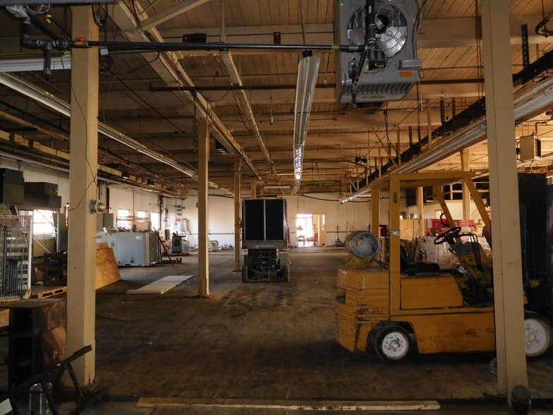 More Photos Of 95 Granby St, Bloomfield Manufacturing For Sale