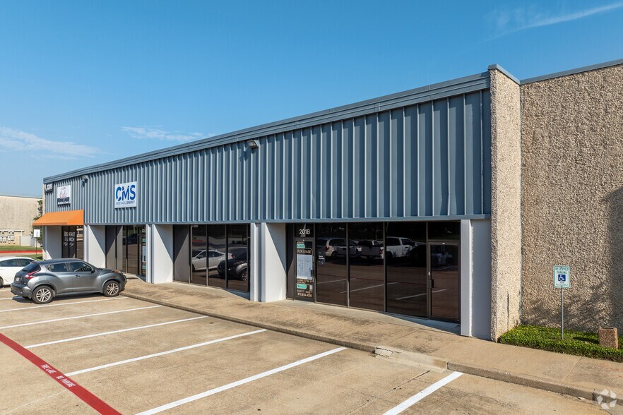 More Photos Of 1213 W Carrier Pky, Grand Prairie Unknown For Lease
