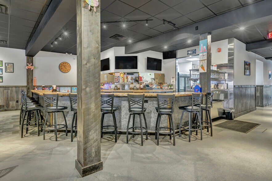 More Photos Of 53 N Howard Ave, Croswell Bar For Sale