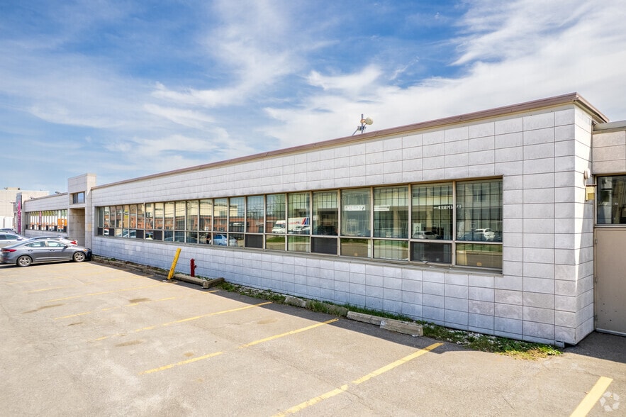 More Photos Of 5540-5610 Rue Paré, Mont-Royal Distribution For Lease