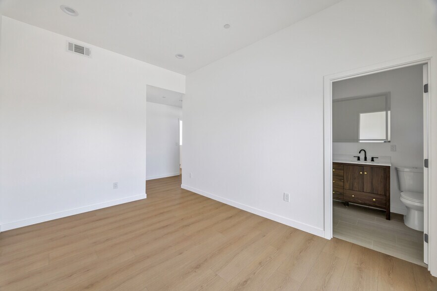 More Photos Of 10905 Dalerose Ave, Inglewood Multifamily For Sale