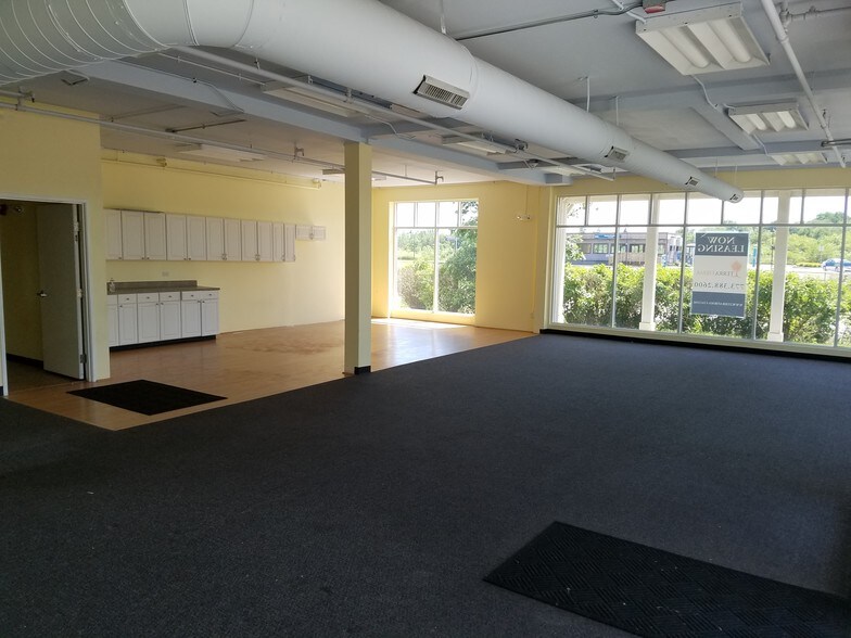 More Photos Of 960-970 Harris Rd, Grayslake Coworking Space