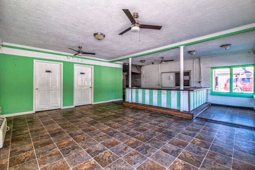 More Photos Of 561-563 McLean Ave, Hopkinsville Freestanding For Sale