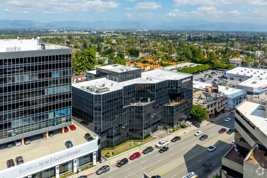 More Photos Of 16027 Ventura Blvd, Encino Office For Lease