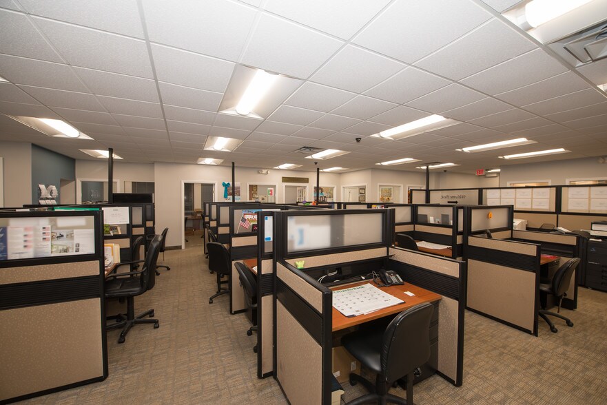 More Photos Of 996 W Jericho Tpke, Smithtown Office For Lease