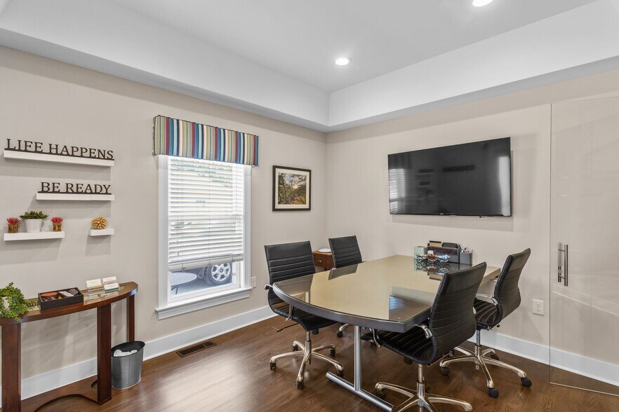 More Photos Of 380 E Market St, Harrisonburg Office For Lease