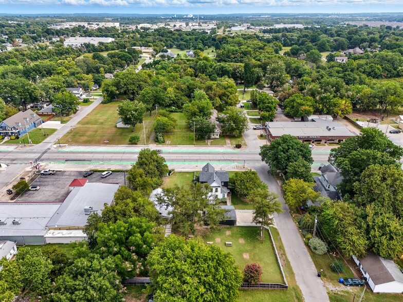 More Photos Of 924 S Main St, Broken Arrow Showroom For Sale