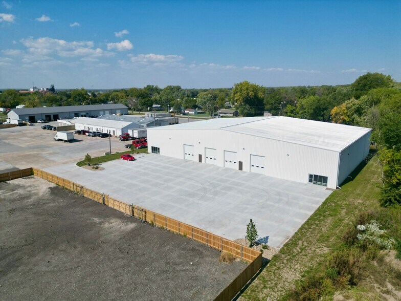 More Photos Of 4475 NE 3rd St, Des Moines Flex For Lease