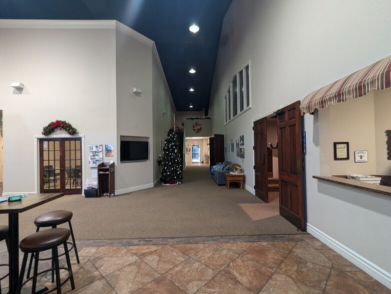 More Photos Of 5315 N Twin City Hwy, Nederland Warehouse For Sale