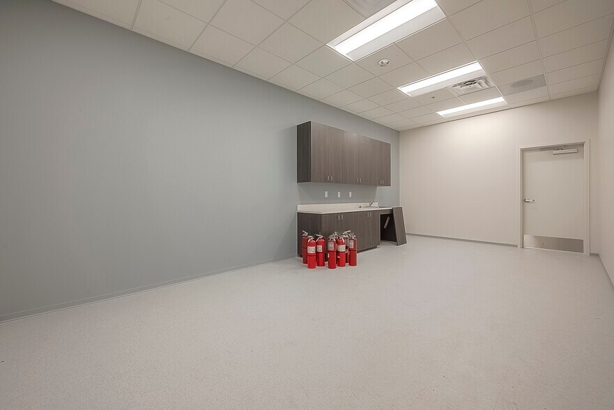 More Photos Of 13930 Journey Rd, Houston Warehouse For Lease