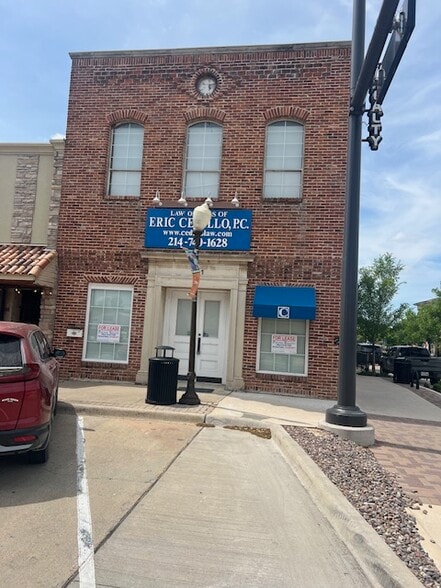 More Photos Of 101 S Main St, Irving General Retail For Lease