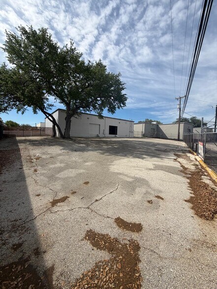 More Photos Of 11911-11913 Warfield St, San Antonio Warehouse For Sale