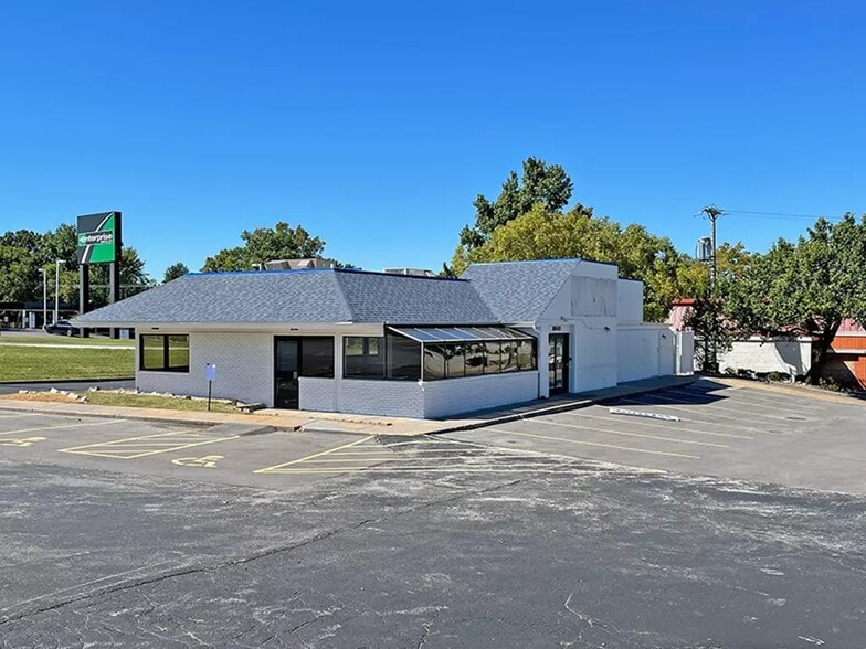 Primary Photo Of 9640 Natural Bridge Rd, Saint Louis Freestanding For Sale